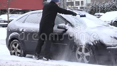 在冬天，人们用刷子清洁汽车<strong>雪窗</strong>。 4K